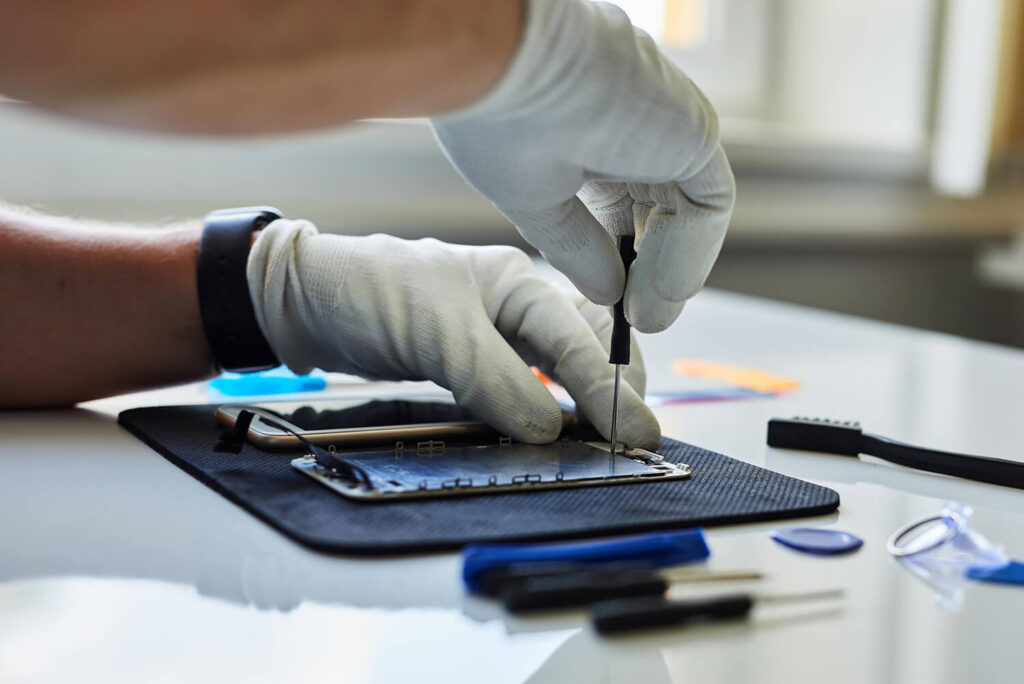 phone repair technician at Gadget and Gold in Canada